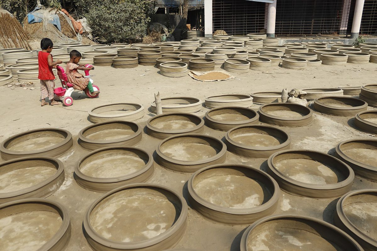Atelier de céramique, étagères de pièces en grès
